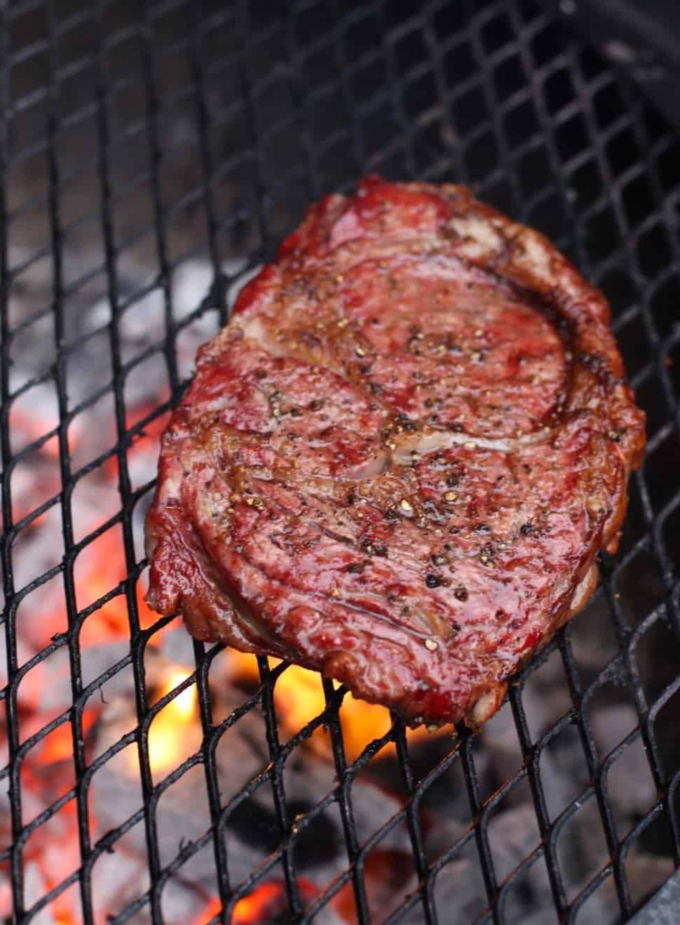 Bistecca Ribeye con Cottura Inversa 6 Bistecca Ribeye cotta con cottura inversa su una griglia rovente