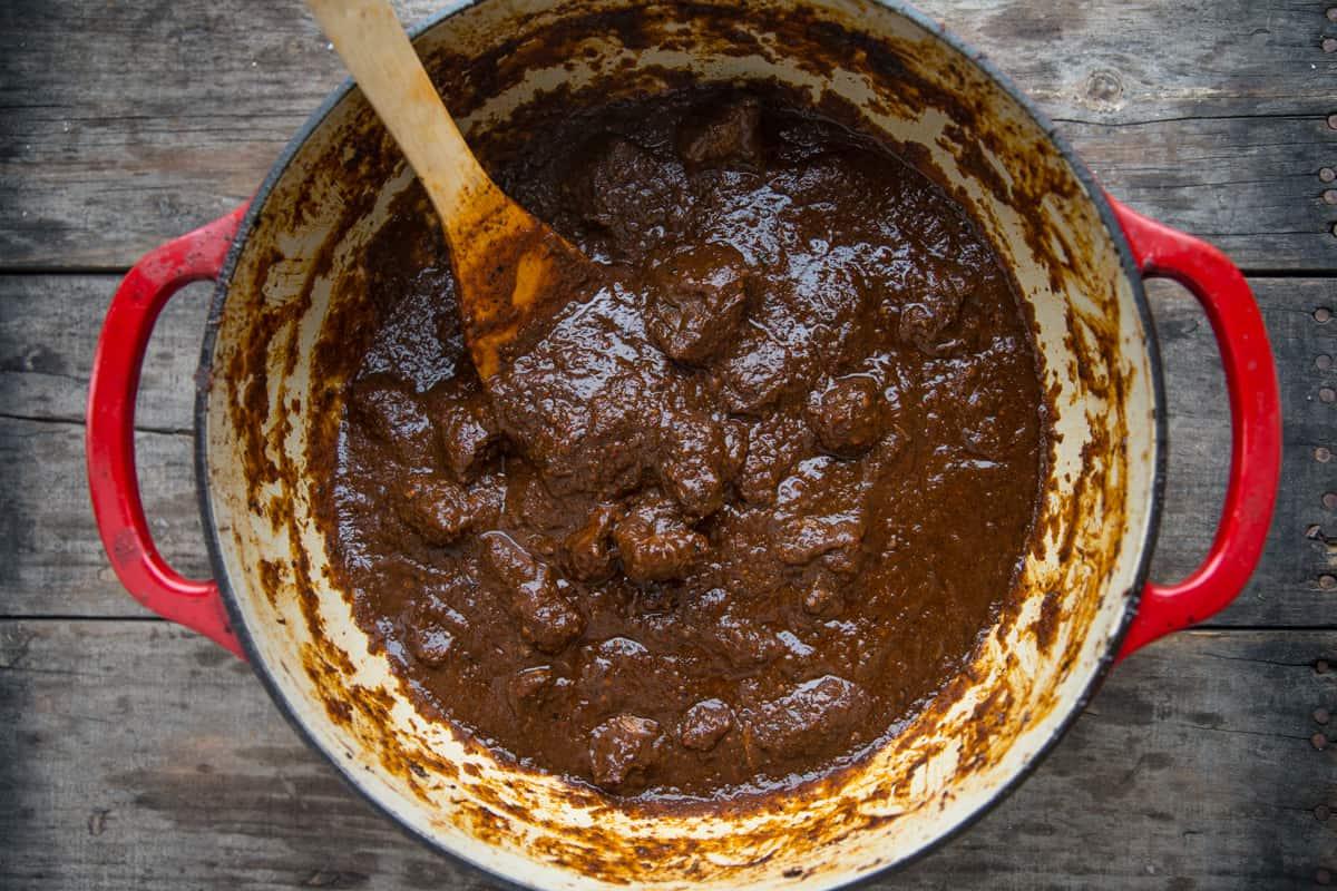 Autentica Ricetta del Chili Texano – (Senza Fagioli) 6 Una grande pentola piena di Chili Texano