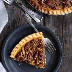 Ricetta Torta Pecan Grigliata con Sciroppo d'Acero e Bourbon 6 fetta di torta di noci pecan