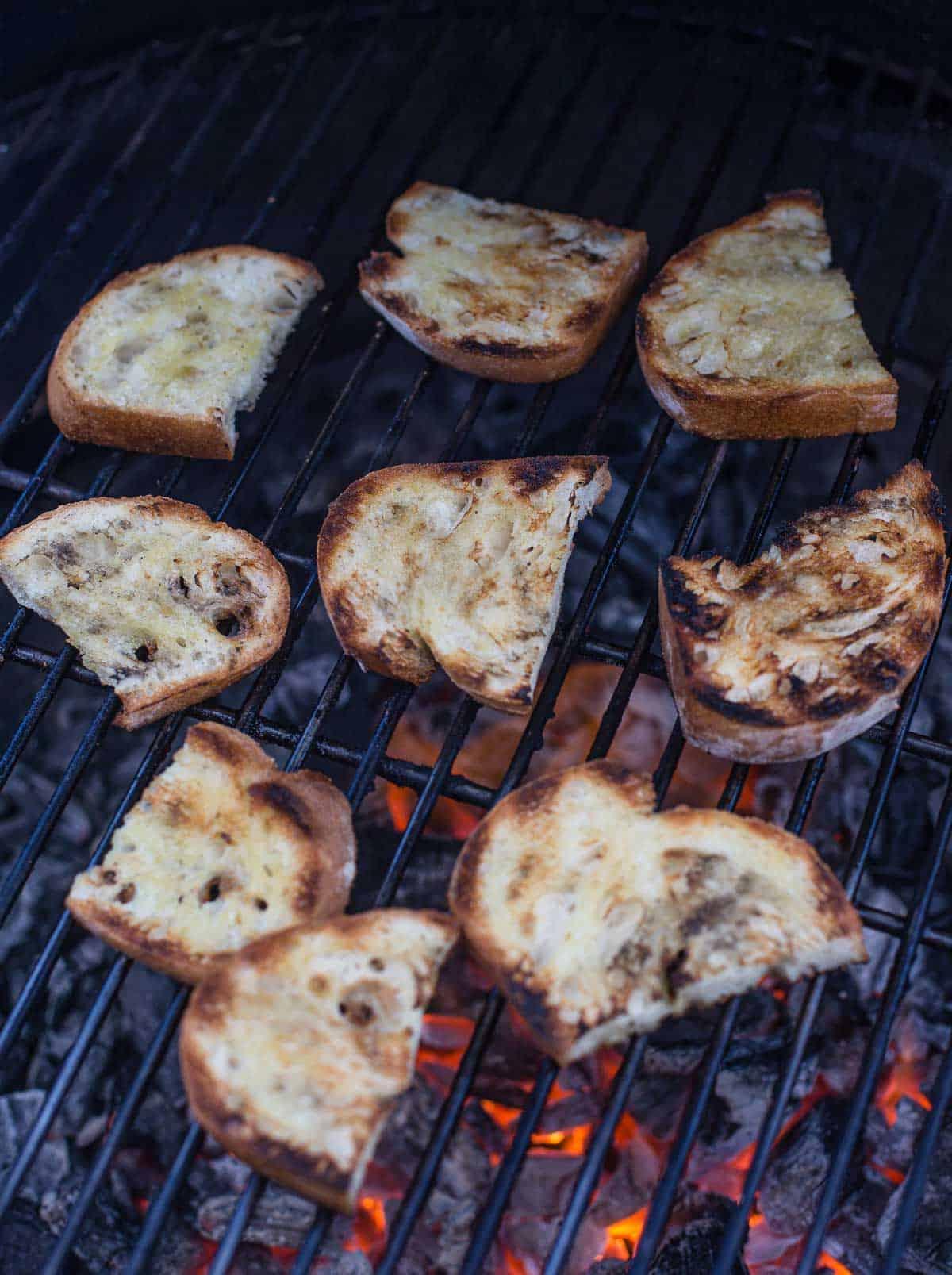 Bruschetta al Pomodoro 6 Grigliare fette di pane su una griglia calda