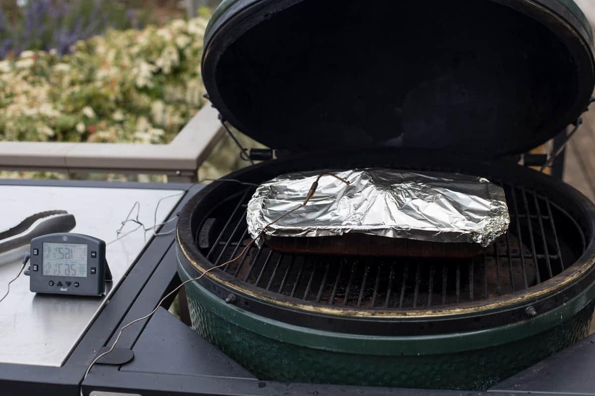 Panini con Manzo Sfilacciato Affumicato Brasato al Vino 6 Una teglia con Chuck Roast brasato, coperta con carta stagnola, sull'affumicatore