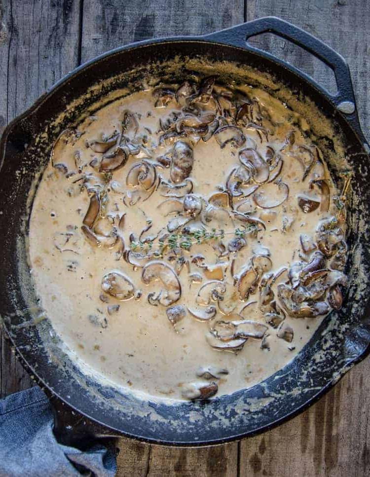 Picanha alla Griglia con Salsa Cremosa ai Funghi 6 Salsa cremosa ai funghi in una padella di ghisa.