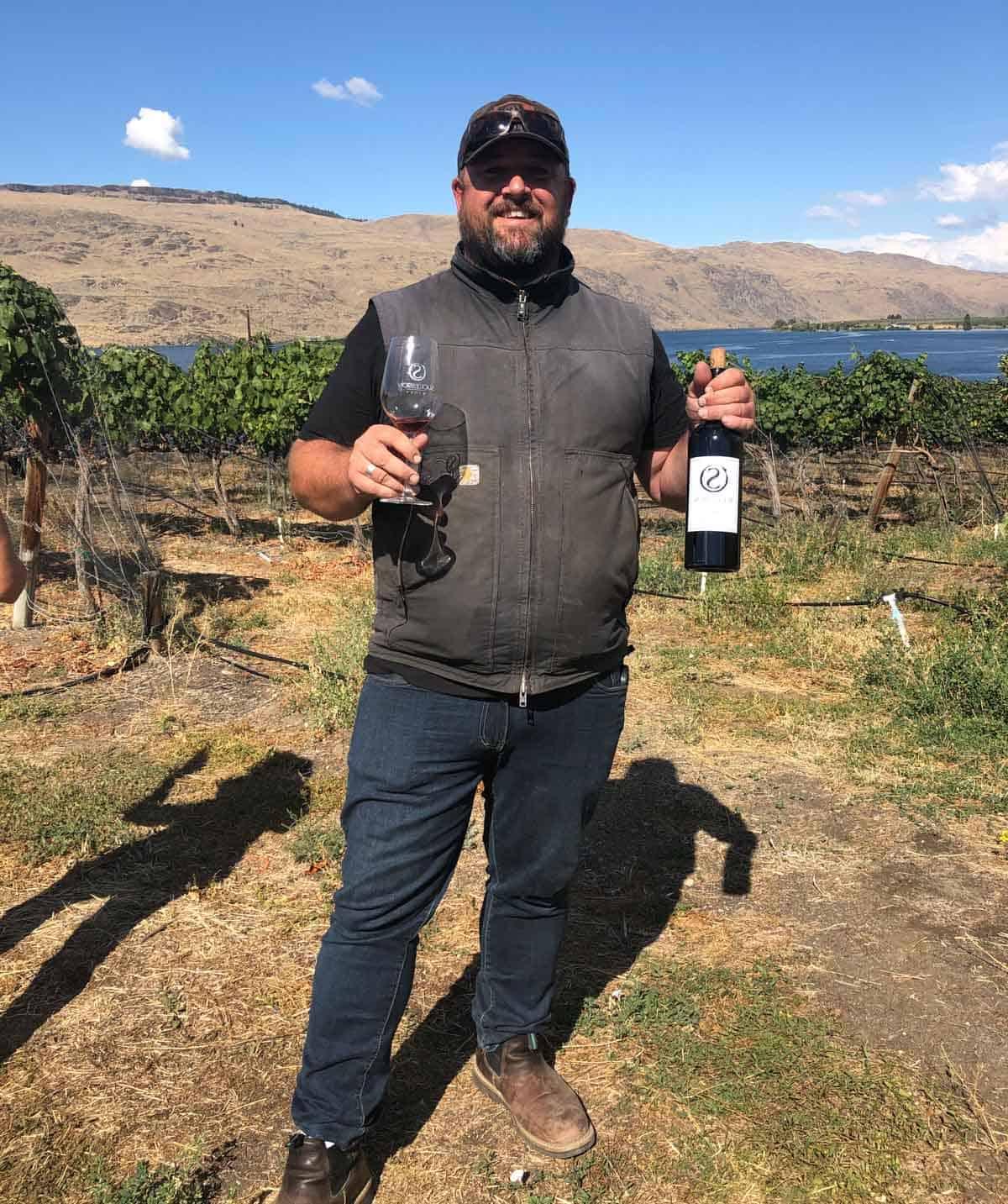 Regione Vinicola del Lago Chelan 6 Ritratto del proprietario di Succession Winery, Brock Lindsay, in mezzo ai suoi vigneti.