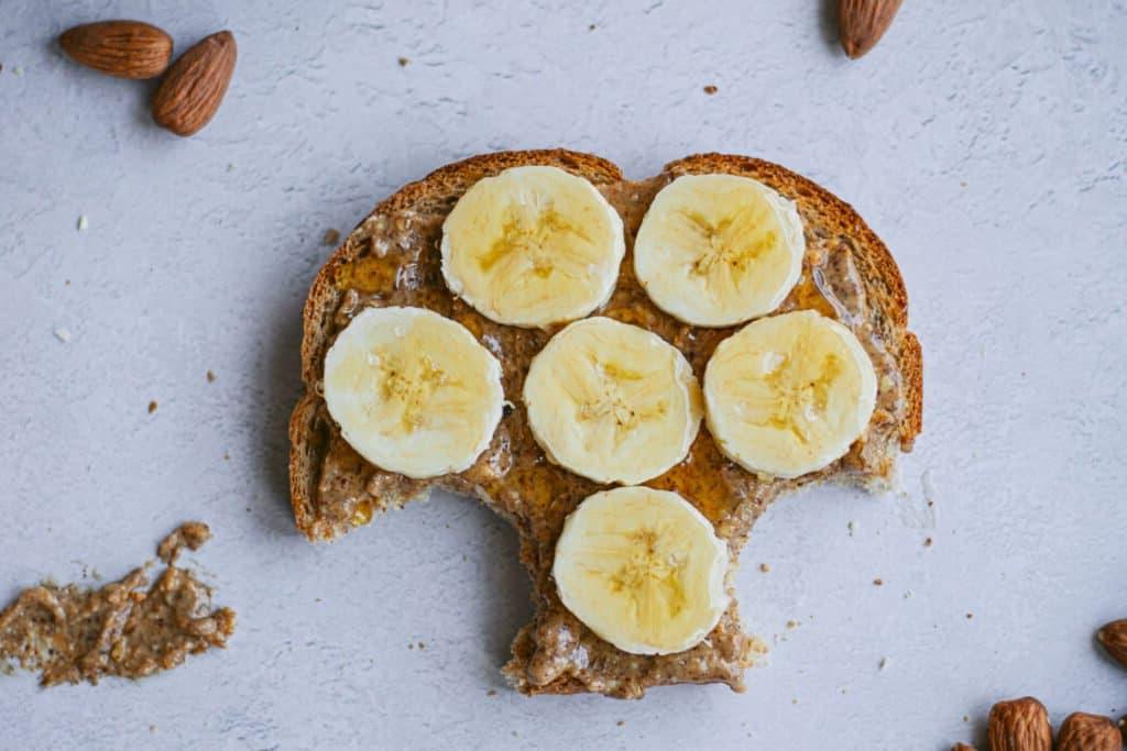 Toast al burro di mandorle affumicato 6 Toast con burro di mandorle e banana in un piatto