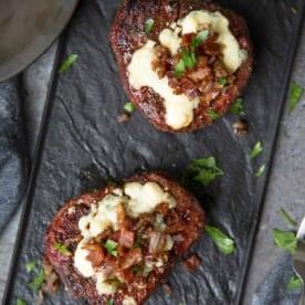 Filetto Mignon Perfettamente Grigliato con Pancetta e Gorgonzola 6 Due Filetti Mignon alla Griglia su un piatto nero