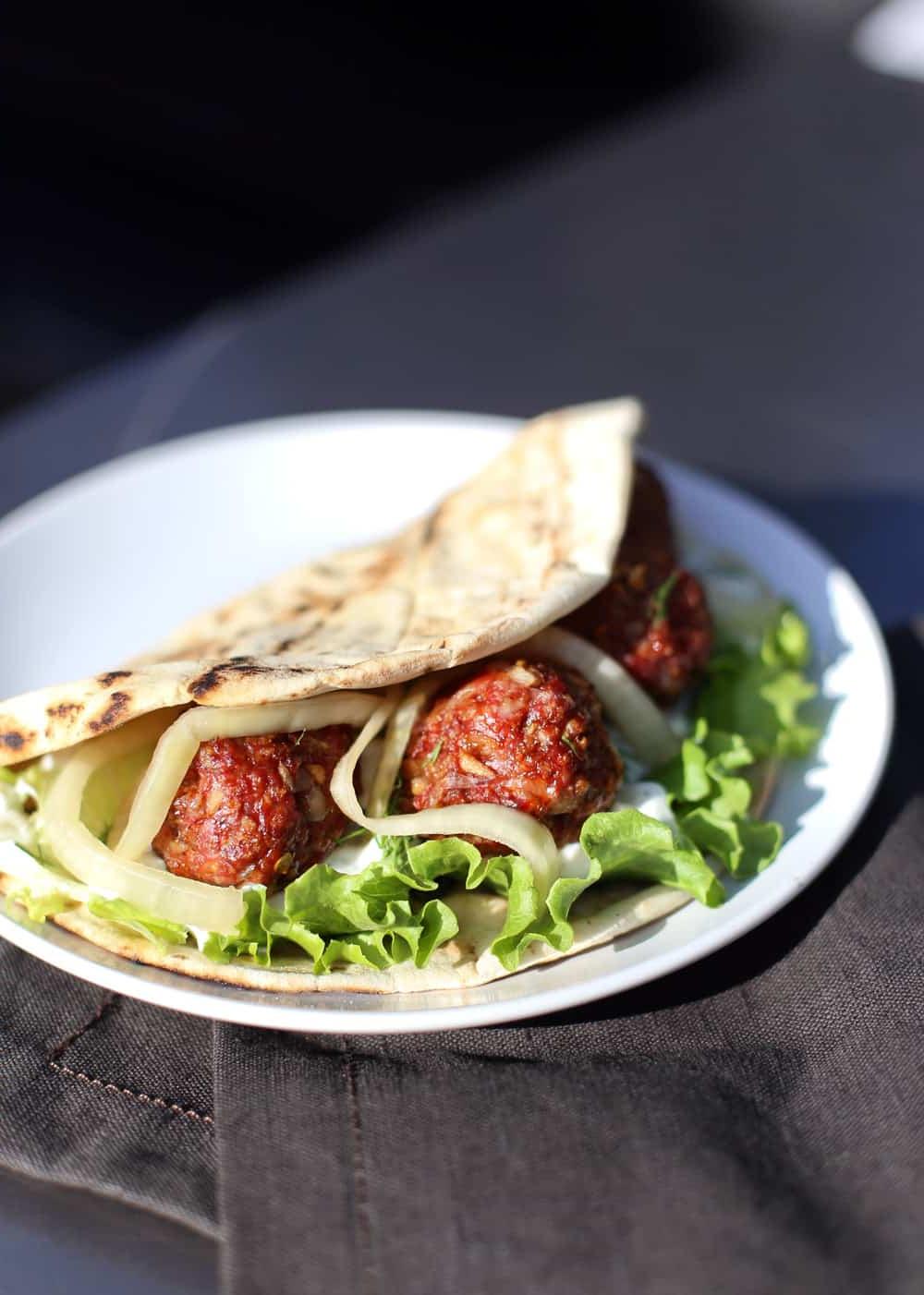 **Polpette di Agnello Affumicate per Incredibili Panini Pita** 6 Panini Pita con Polpette di Agnello Affumicate, cotti sull'affumicatore
