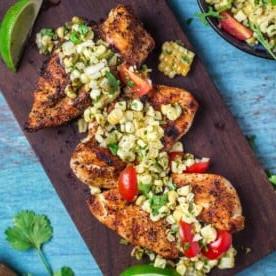 Petto di Pollo alla Griglia con Mais alla Griglia e Salsa Poblano 6 Petto di Pollo Grigliato condito con una salsa di Mais Grigliato e Peperoni Poblano su un piatto da portata