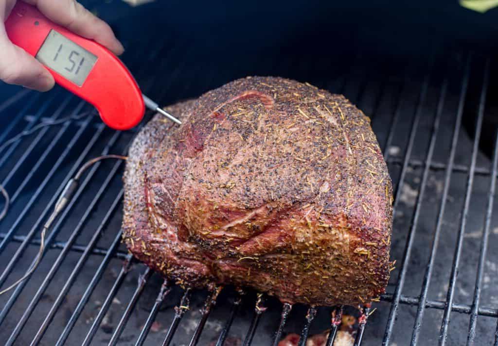 Semplice Rosbif Affumicato alle Erbe 6 Misurazione della temperatura di un arrosto grande con un termometro digitale Thermapen One.