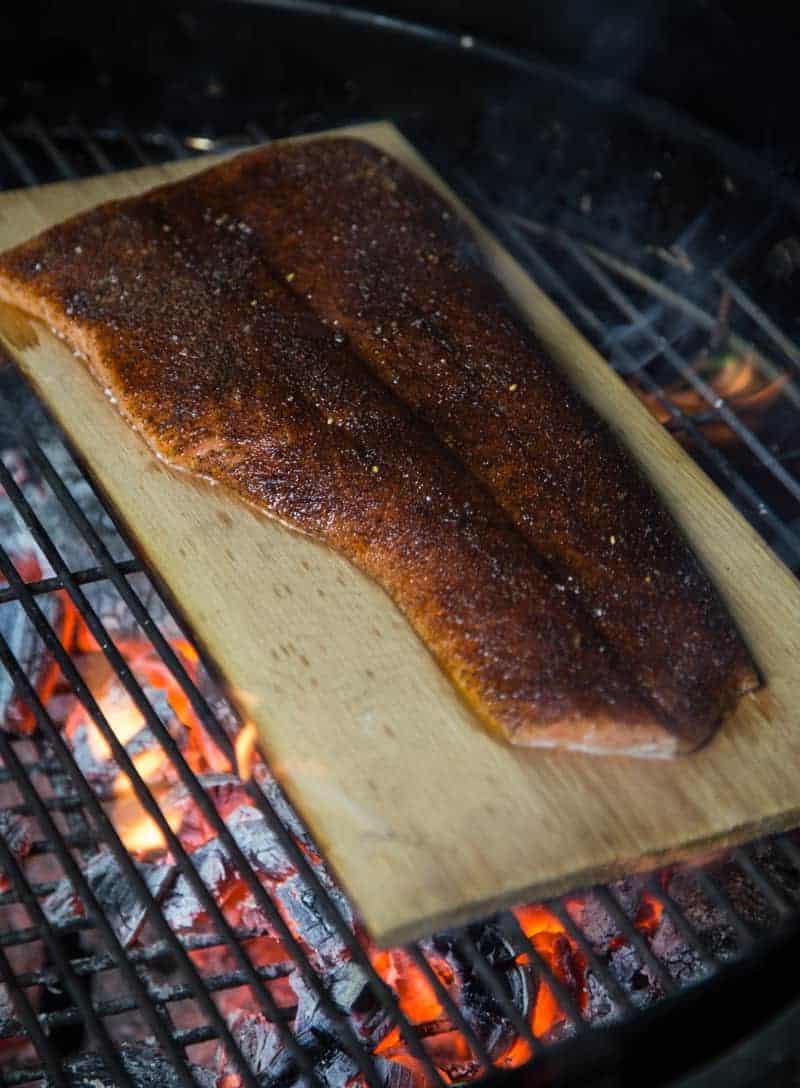 Come Grigliare con Tavolette di Cedro 6 Come cucinare il salmone su tavola di cedro a fuoco diretto.