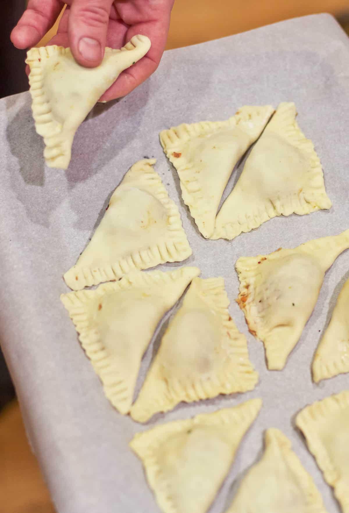 Ricetta Facile di Empanadas di Manzo Fatte in Casa al Forno 6 Disporre le empanadas sulla teglia da forno