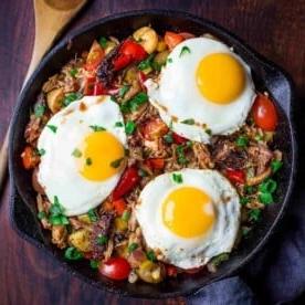 **Padellata di Maiale Sfilacciato per Colazione** 6 Hash di maiale sfilacciato per la colazione in una padella di ghisa.