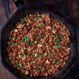 Ricetta di Chorizo Vegetariano con Cavolfiore 6 Chorizo Vegetariano in una padella di ghisa