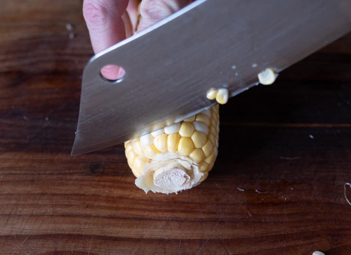 Ricetta Facile di Costine di Mais 6 Rimuovere l'estremità del gambo di una spiga di mais con un coltello affilato.