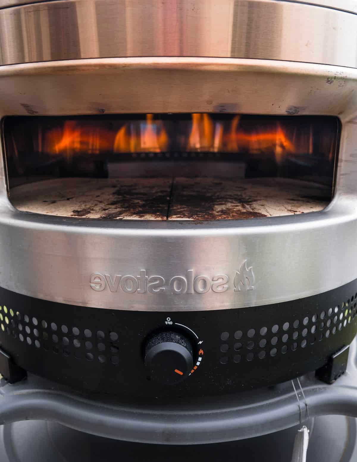 Recensione Forno Pizza Solo Stove Pi Prime – Un Ottimo Forno Pizza Sotto i $400 6 Un'immagine che mostra la fiamma accesa al massimo in un forno pizza Solo Pi Prime.