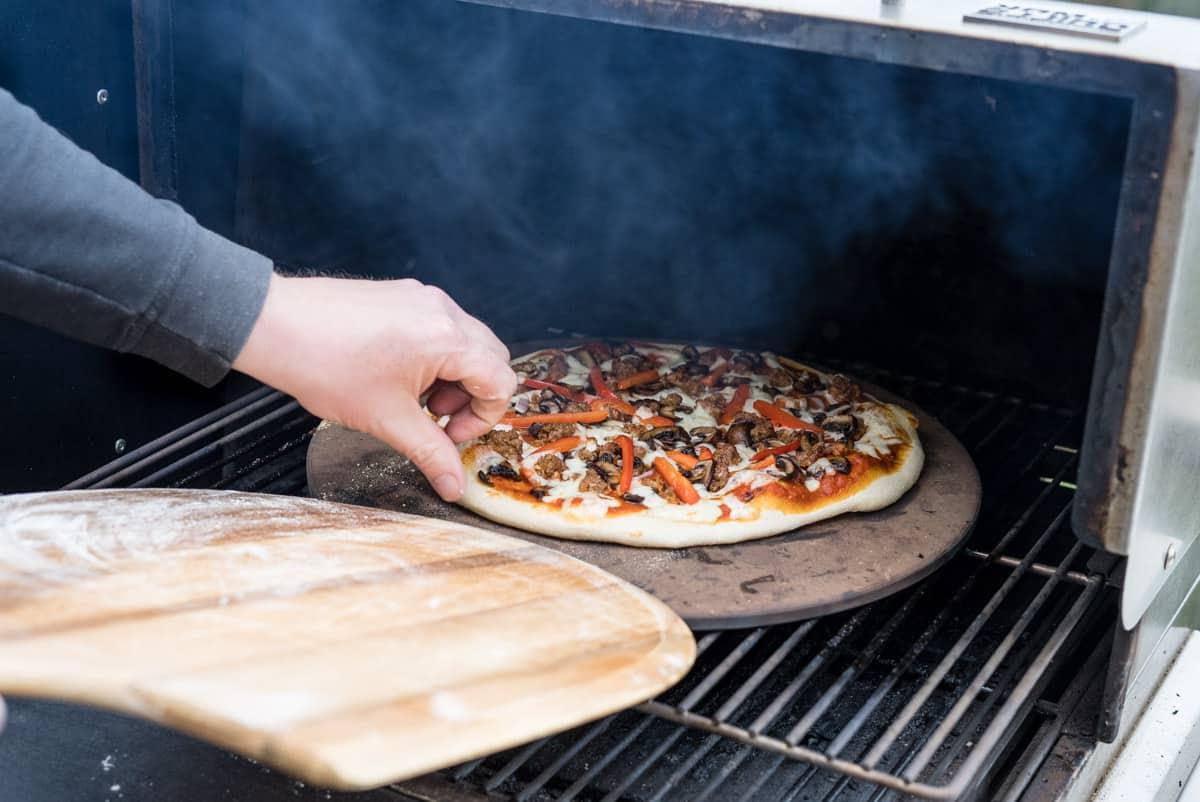 Strumenti Essenziali per la Pizza Fatta in Casa 6 Rotazione della pizza sulla griglia per garantire una cottura uniforme e perfetta