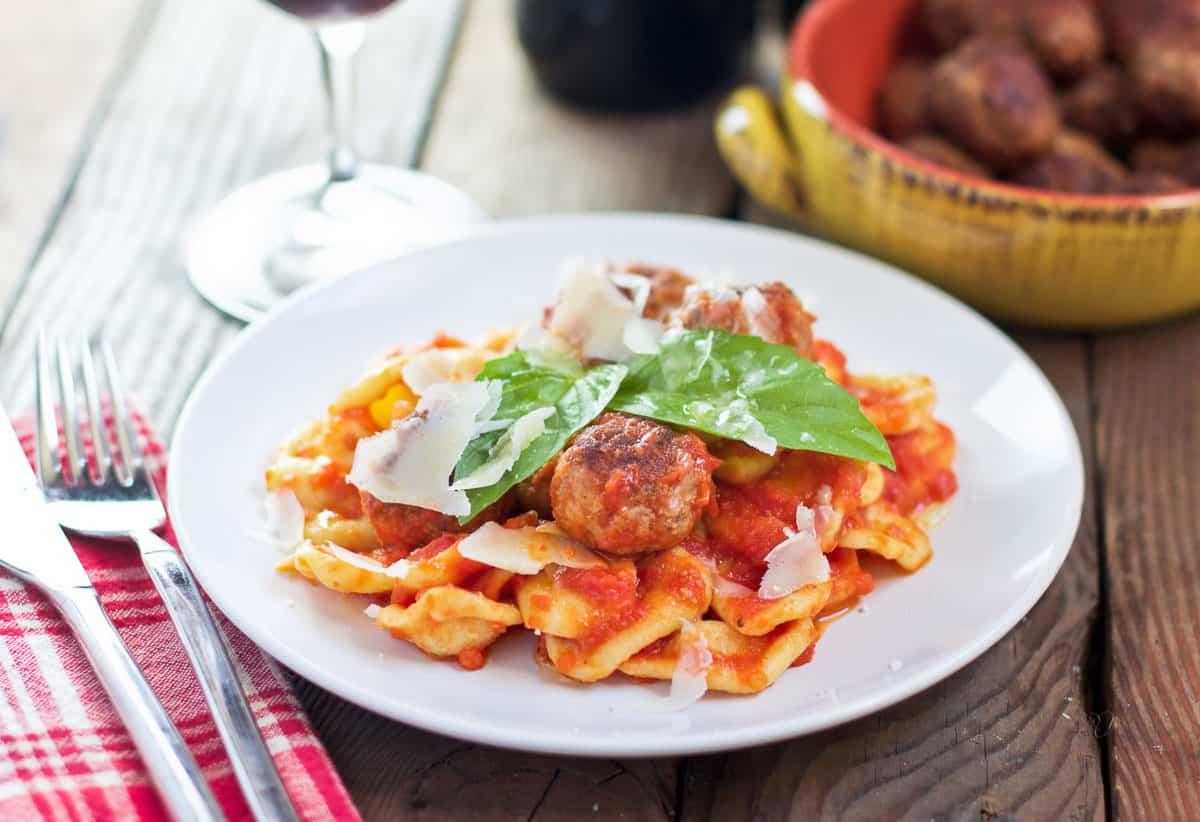 Come fare le Orecchiette fatte in casa 6 Una ciotola di orecchiette con polpette
