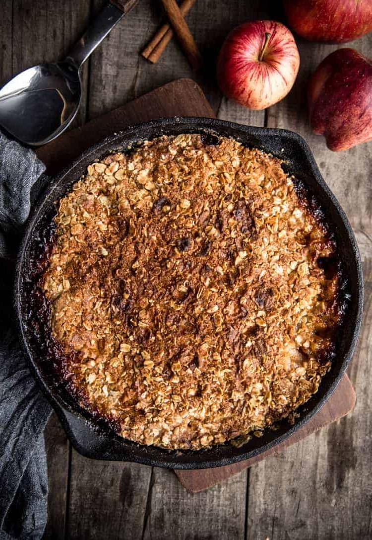 crumble di mele grigliato che si raffredda