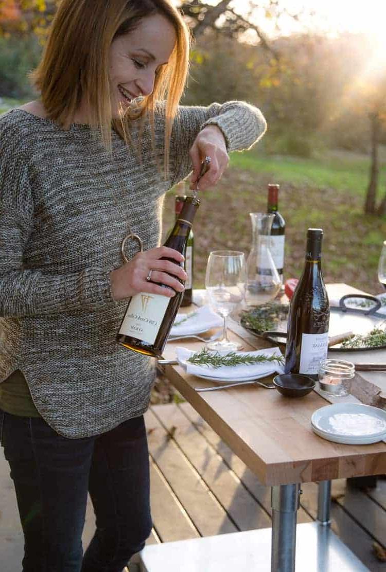 Aprire il vino per un pasto festivo con costata di manzo.