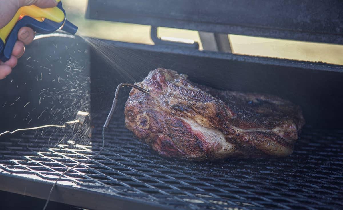 Sliders di Agnello Sfilacciato Affumicato – Il Panino all'Agnello Definitivo 7 Spruzzatura di una spalla di agnello affumicata