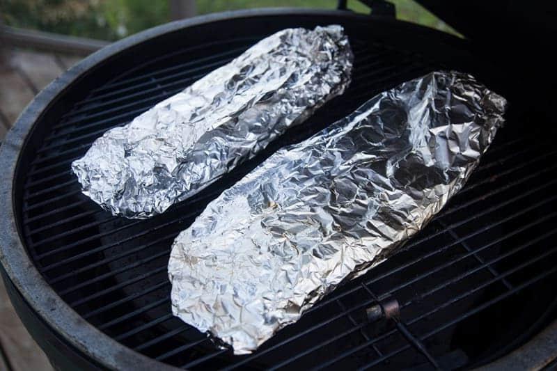 Carne avvolta in alluminio sulla griglia