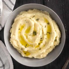 Purè di Pastinaca Facile – Cremoso e Ricco 7 Purè di pastinaca in una ciotola guarnito con burro fuso e timo.