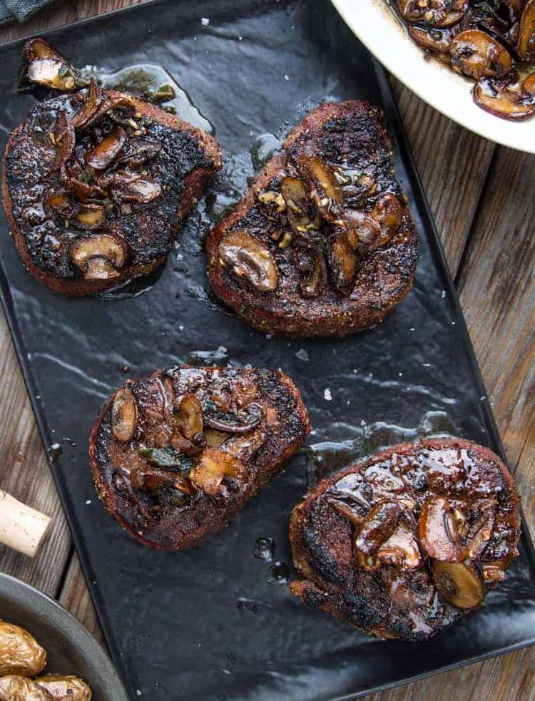 Quattro bistecche filet mignon guarnite con salsa ai funghi e burro nocciola.