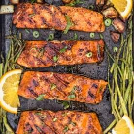 Salmone Grigliato Facile all'Arancia e Acero 7 Salmone grigliato con glassa d'acero su una teglia.