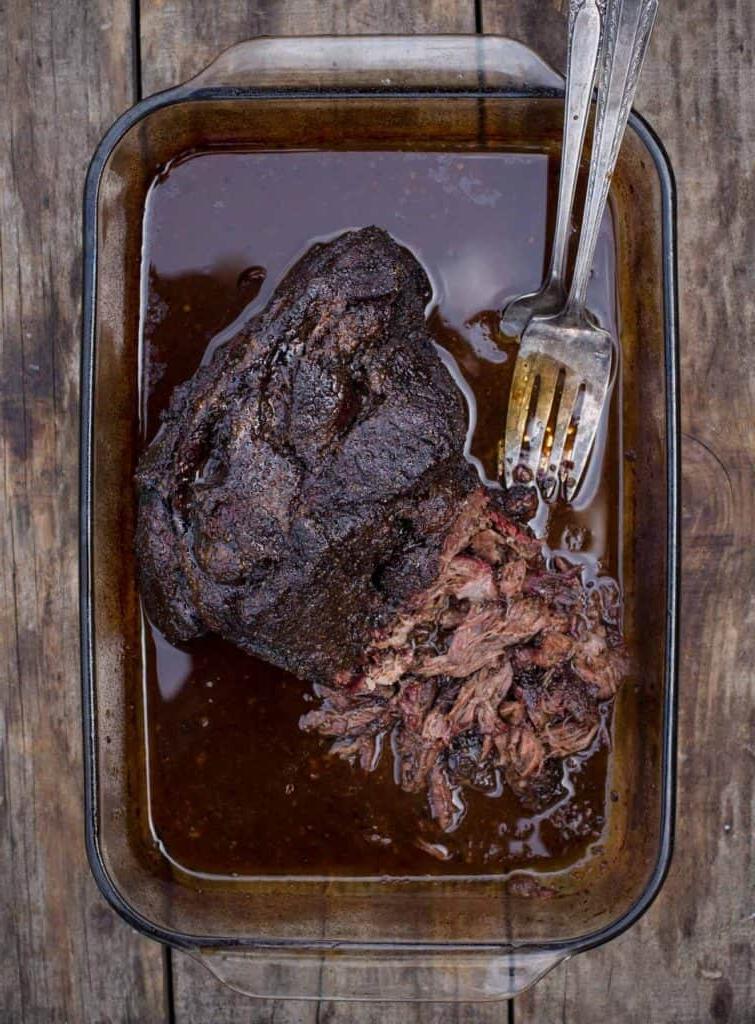 Panini con Manzo Sfilacciato Affumicato Brasato al Vino 7 Sfilacciare il Chuck Roast brasato con due forchette