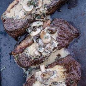Picanha alla Griglia con Salsa Cremosa ai Funghi 7 Bistecche di Picanha grigliate condite con salsa cremosa ai funghi