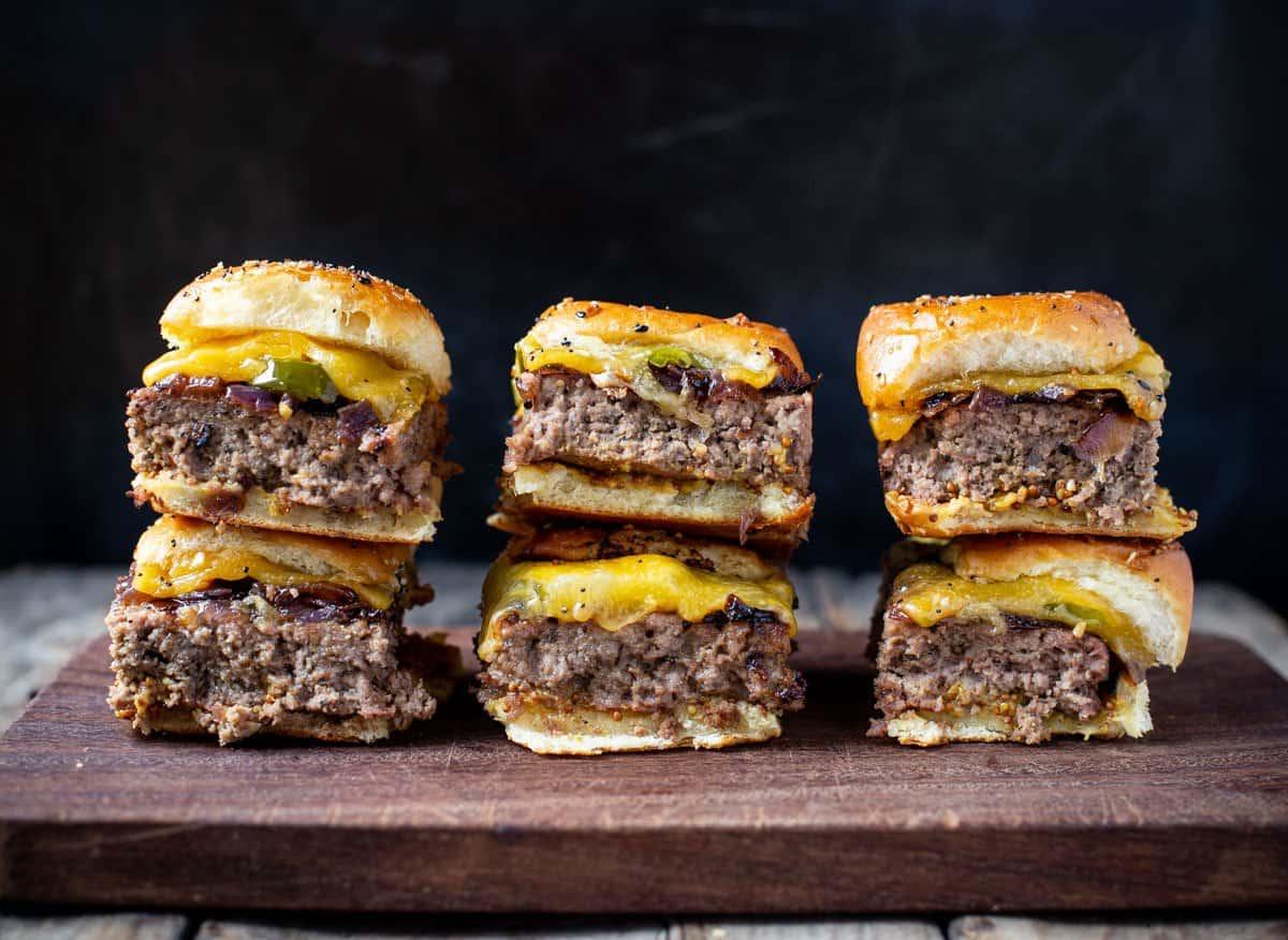 6 slider di cheeseburger su un tagliere