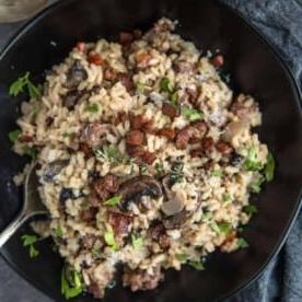Risotto con Salsiccia Affumicata e Funghi 7 Risotto con Salsiccia Affumicata e Funghi in una ciotola