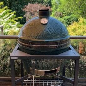 Come Pulire a Fondo e Mantenere il Tuo Big Green Egg o la Tua Griglia Stile Kamado 7 Un Big Green Egg pulito appena dopo una pulizia