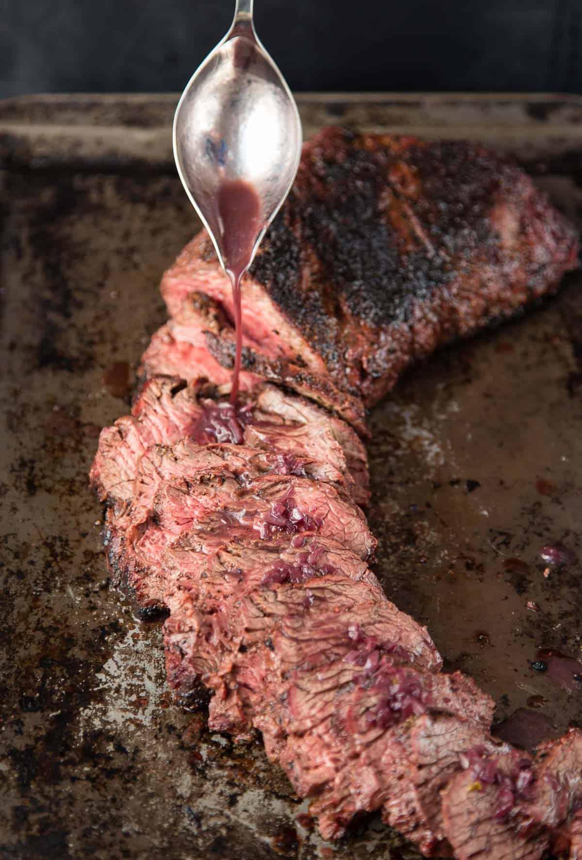 Punta di Scamone alla Griglia con Riduzione al Zinfandel 7 Salsa di riduzione al vino rosso versata su carne di manzo alla griglia