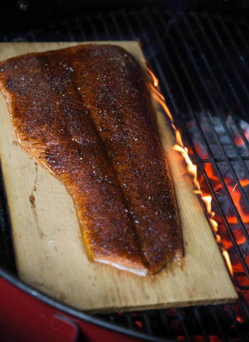 Come Grigliare con Tavolette di Cedro 7 Come cucinare il salmone su tavola di cedro a fuoco indiretto.