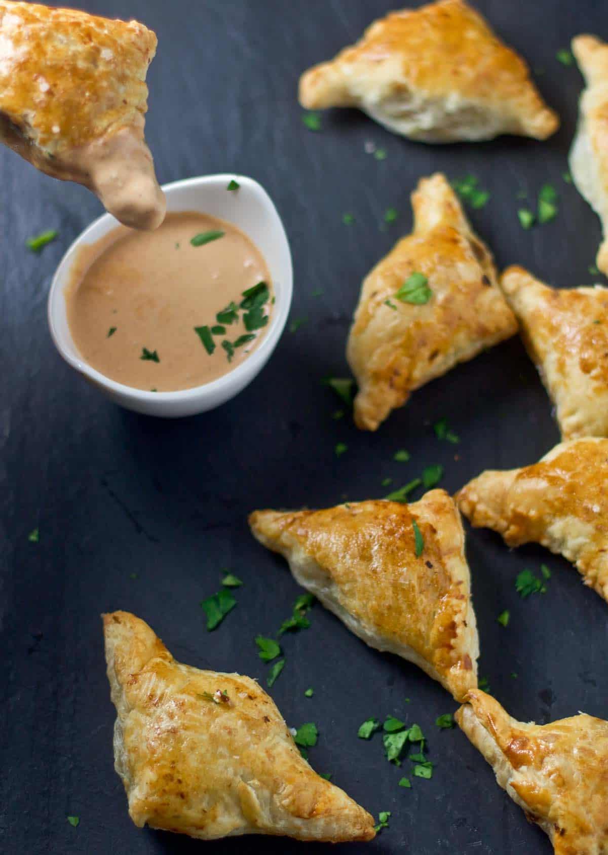Ricetta Facile di Empanadas di Manzo Fatte in Casa al Forno 7 Intingere le empanadas di manzo in una salsa barbecue cremosa