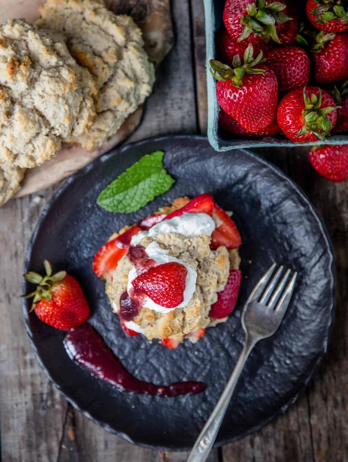 **Shortcake di fragole affumicate su biscotti** 7 Una ripresa dall'alto di un classico dessert estivo
