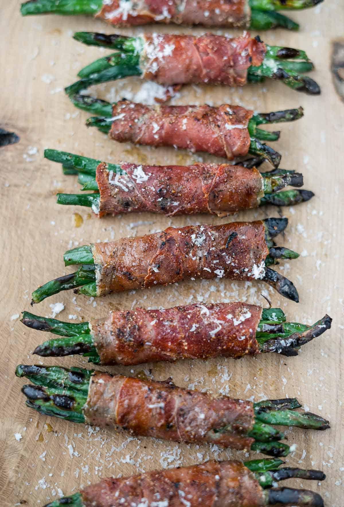 Ricetta Facile: Fagottini di Fagiolini Avvolti nel Prosciutto Grigliati 7 Mazzetti di Fagiolini Grigliati Avvolti nel Prosciutto su un Piatto da Portata
