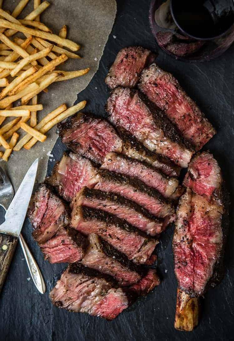 Costate Cowboy con Rub Secco al Caffè e Ancho 7 Cowboy Ribeye con reverse searing tagliata a striscioline con patatine fritte e vino