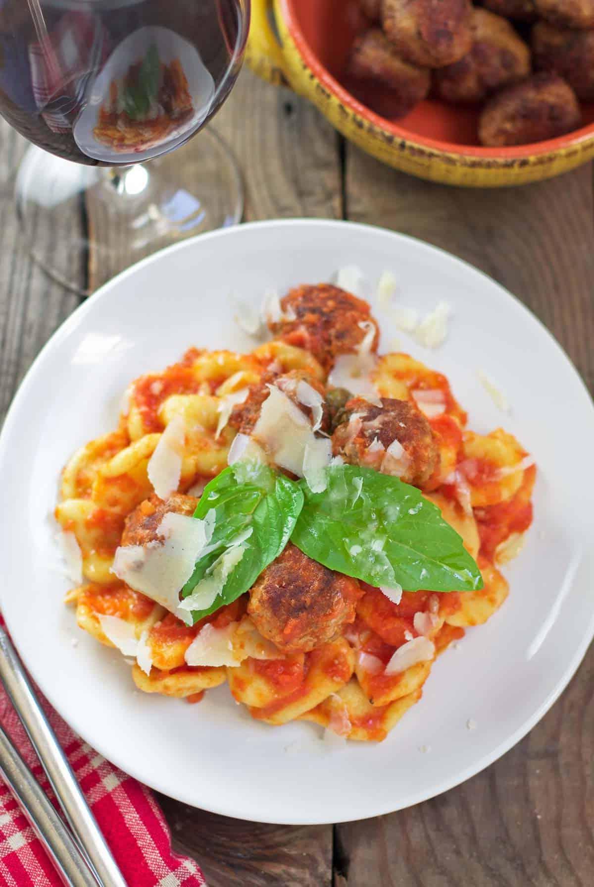Come fare le Orecchiette fatte in casa 7 Orecchiette Fatte in Casa con polpette e salsa di pomodoro su un vassoio