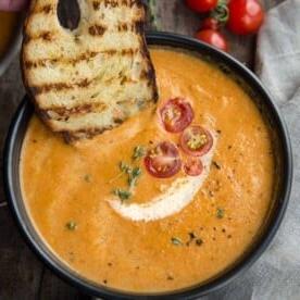 Vellutata di Pomodoro Affumicato 7 pane intinto nella bisque di pomodoro affumicato