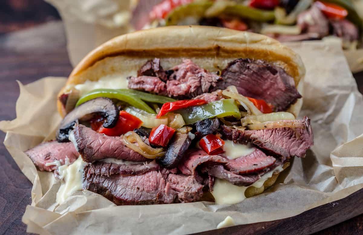 **Panino Grigliato al Cheesesteak** 7 Un Panino Cheesesteak ispirato al Nord-Ovest con controfiletto, funghi, peperoni, cipolle e salsa cremosa al formaggio cheddar