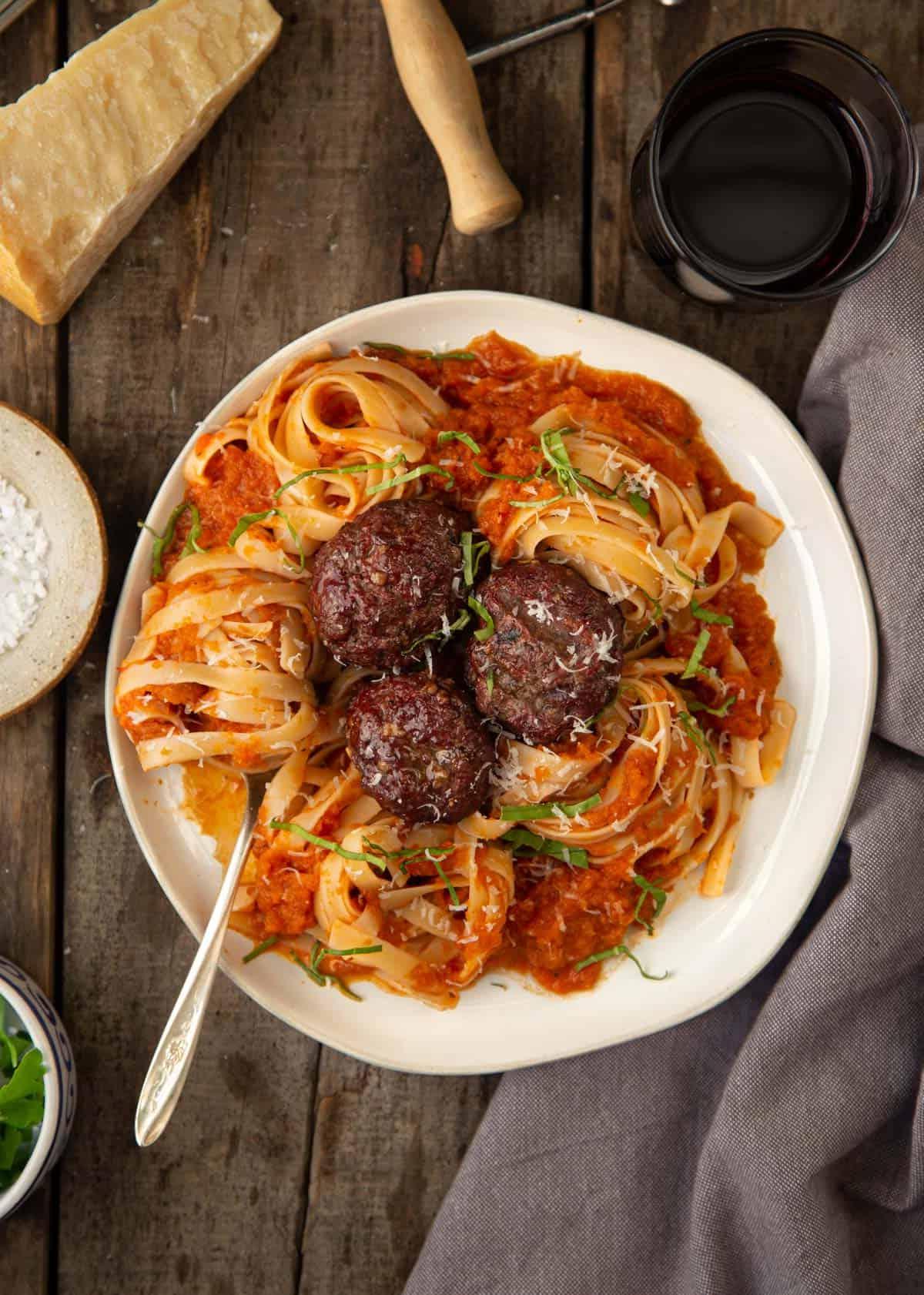 Salsa Marinara di Pomodoro Affumicato 7 Un piatto di pasta con salsa ai pomodori affumicati e polpette
