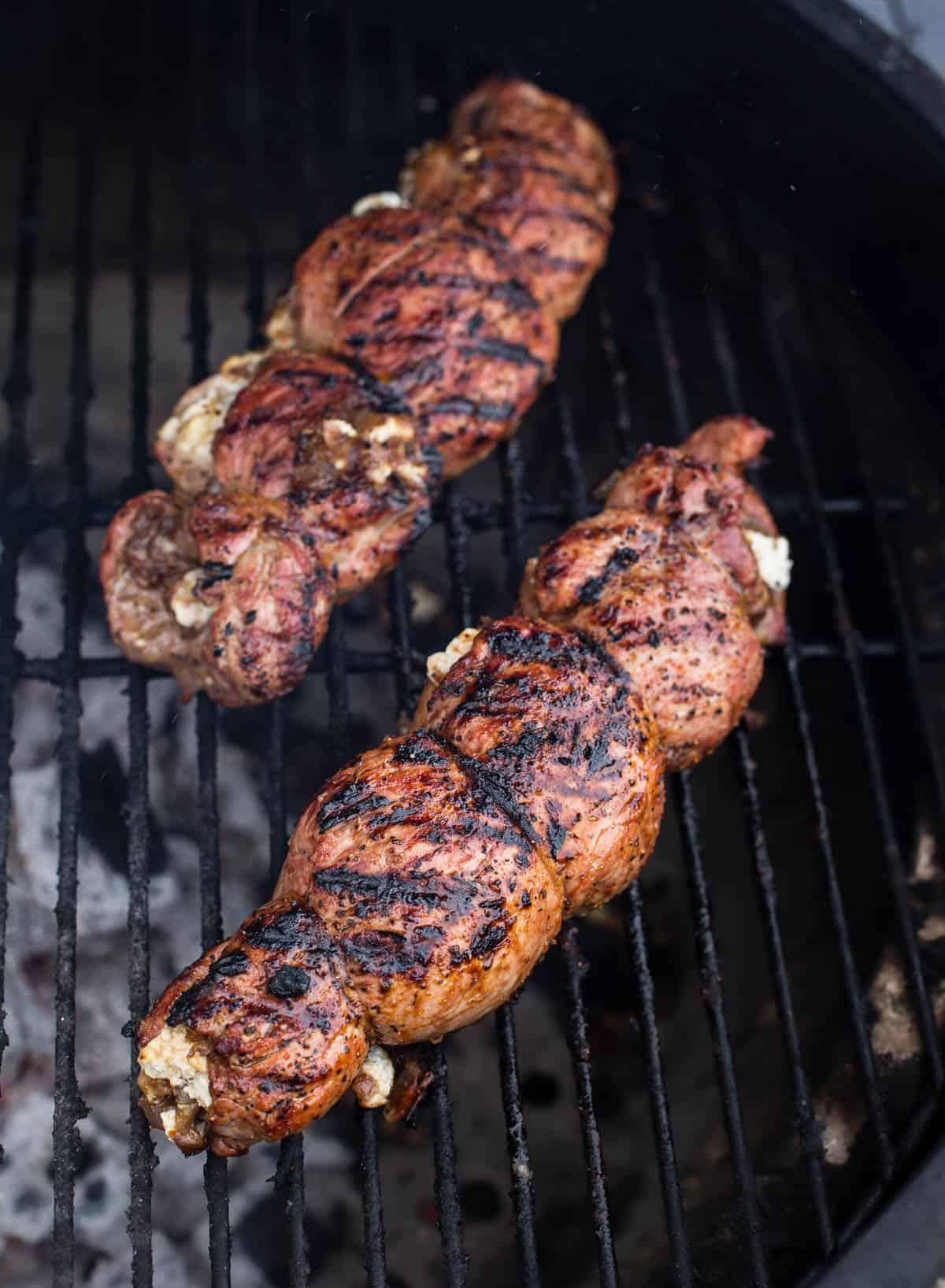 Migliori Tecniche e Ricette di Barbecue da Padroneggiare 7 Lombo di maiale ripieno grigliato sul barbecue