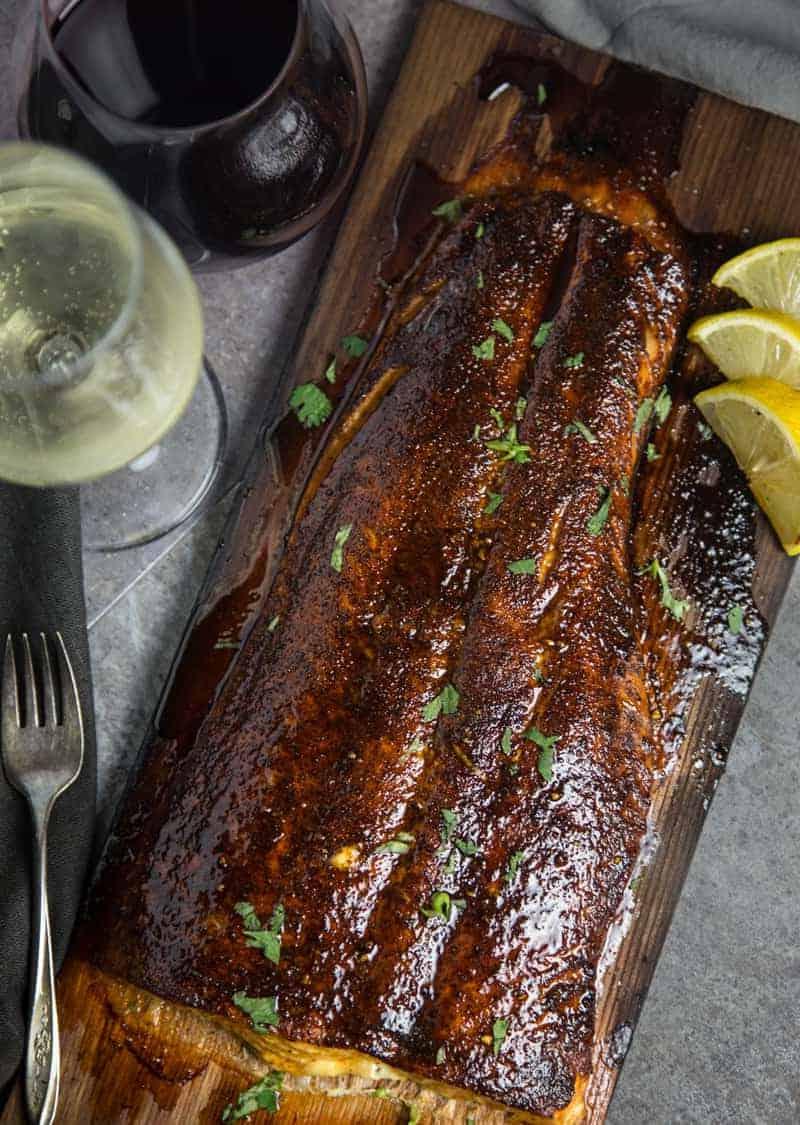 Guida al Vino Riesling 7 Salmone affumicato al chipotle d'acero su tavola di cedro e abbinamento vino, un piatto saporito che si sposa bene con il Riesling.