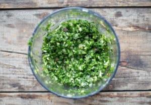 Ingredienti secchi per la salsa chimichurri al jalapeño nel robot da cucina