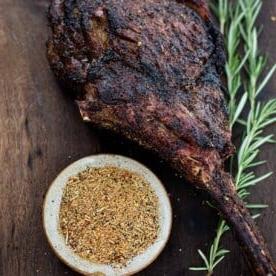 Il Condimento Supremo per Manzo – Su una Bistecca Tomahawk 8 Bistecca Tomahawk grigliata con Condimento per Manzo Vindulge.