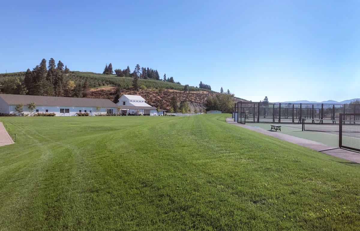 Regione Vinicola del Lago Chelan 8 I campi da tennis impeccabili di Harmony Meadow's Tennis Resort, circondati da un paesaggio lussureggiante.