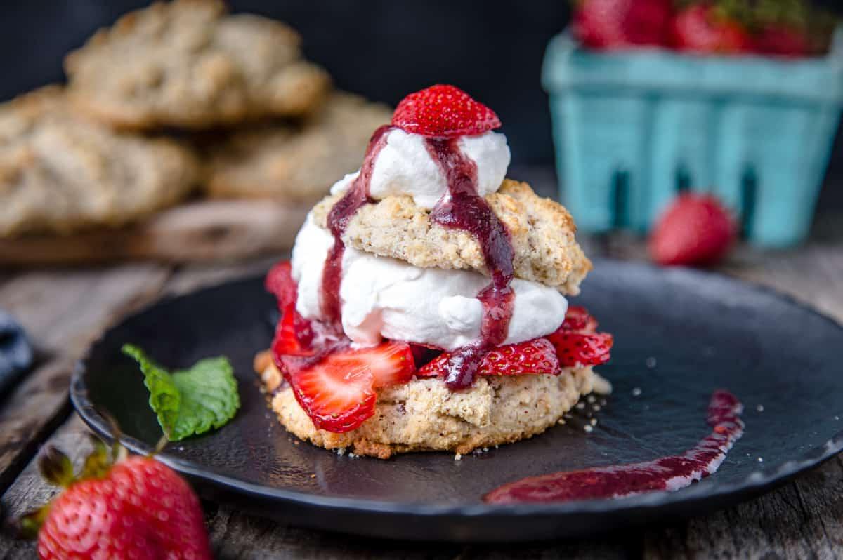 **Shortcake di fragole affumicate su biscotti** 8 Strawberry shortcake con panna montata