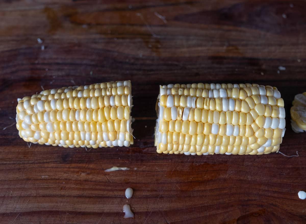 Ricetta Facile di Costine di Mais 8 Una spiga di mais tagliata a metà longitudinalmente.