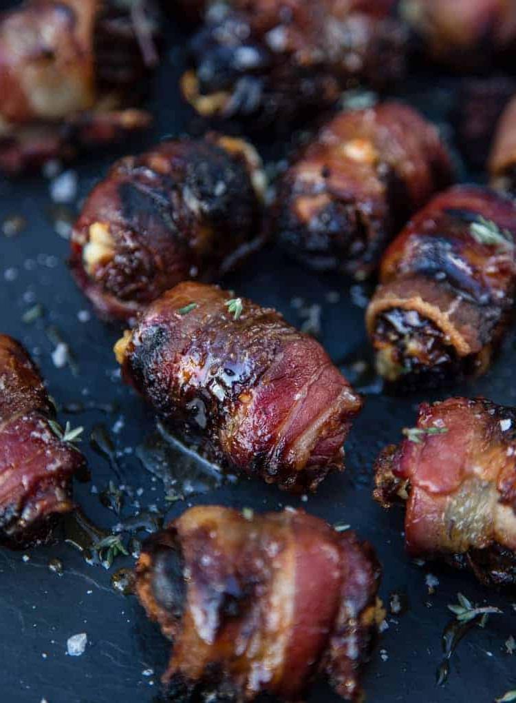 Datteri Avvolti nel Bacon Grigliati con Miele Affumicato 8 Deliziosi antipasti natalizi su un vassoio